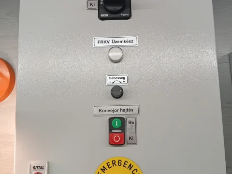 Ipari vezérlőszekrény helyszíni ellenőrzése.