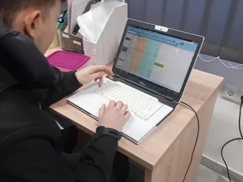 Mérési adatok rögzítése és jegyzőkönyvezés a helyszínen.